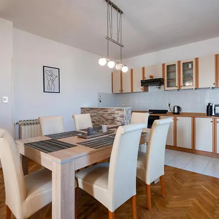 Apartment 3 Bedroom Awesome In *