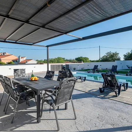 Apartment 3 Bedroom Awesome In