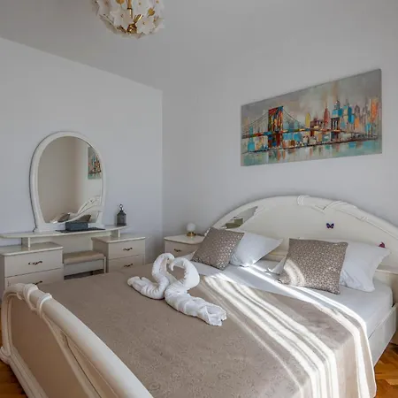 3 Bedroom Awesome In Apartment