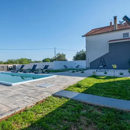 Apartment 3 Bedroom Awesome In *
