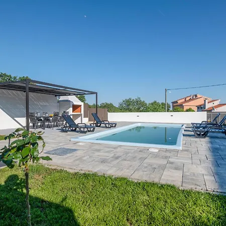 Apartment 3 Bedroom Awesome In