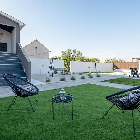 3 Bedroom Awesome In Apartment *